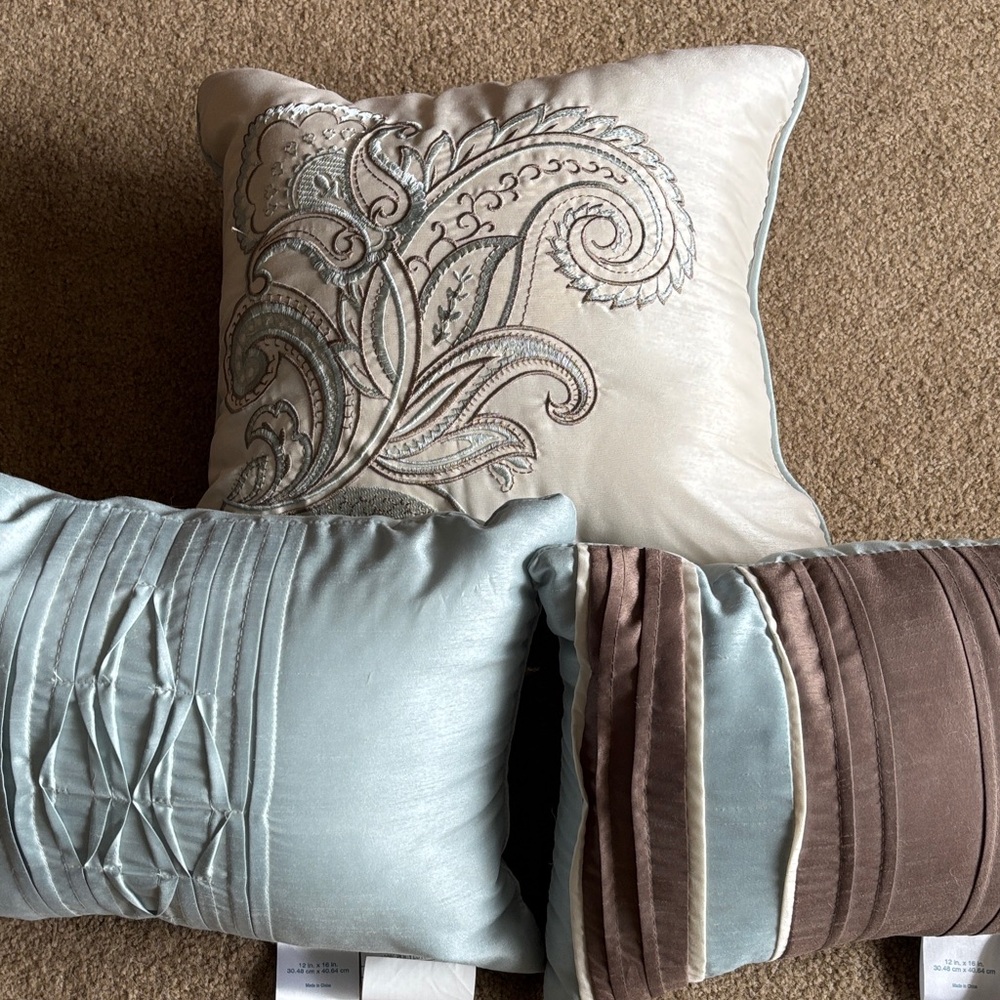 Kohl's Decorative Pillow Set in Cream and Gray